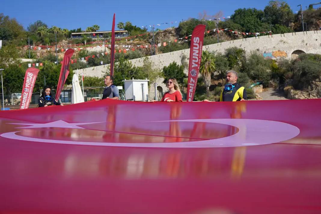 Antalyalı Dalgıçlar Cumhuriyet İçin Akdeniz'de Bayrak Açtı 7